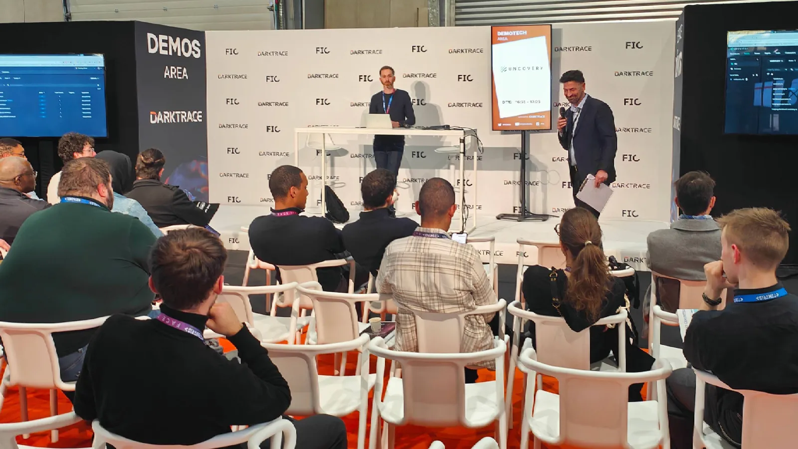 Animateur micro en main sur l'espace Demos de l'InCyber Forum