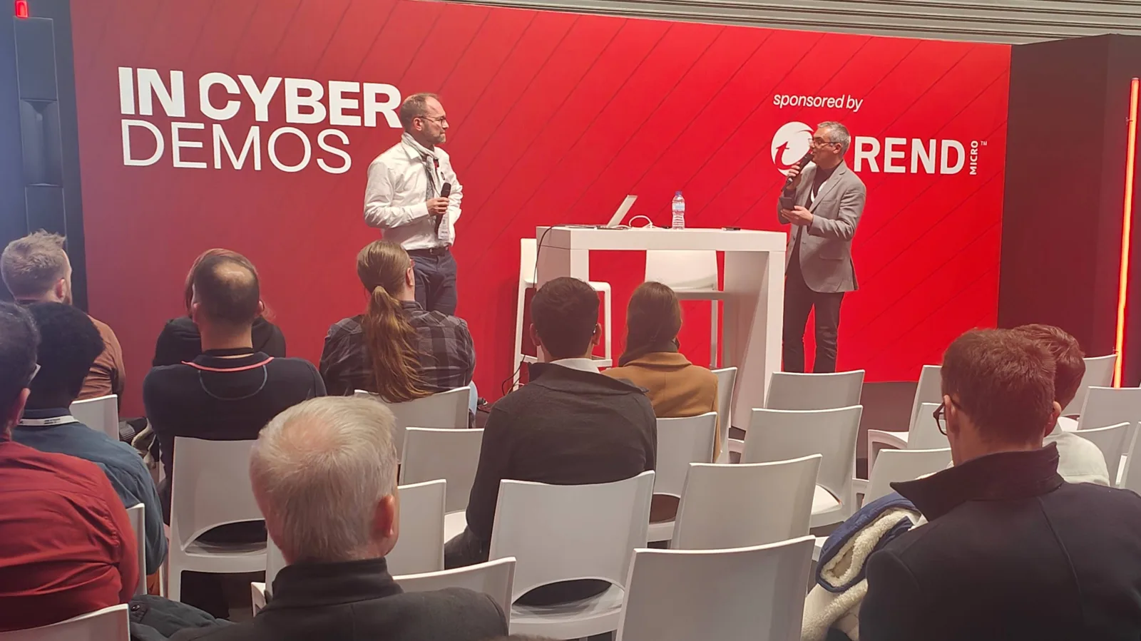 Animateur présentant un intervenant sur l'espace InCyber Demos