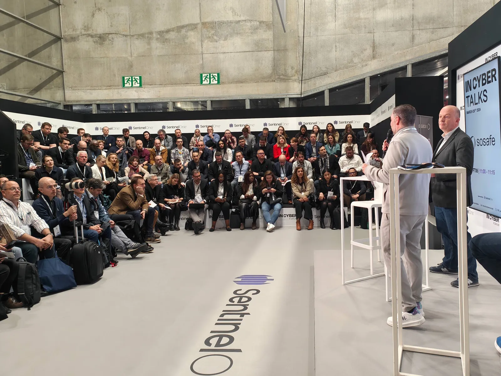 Animateur face au public de l'espace InCyber Talks