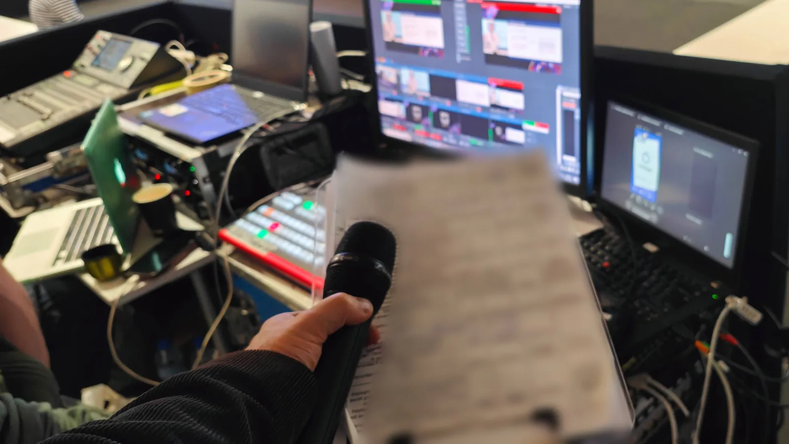 Micro et conducteur de l'animateur en régie à l'InCyber Forum